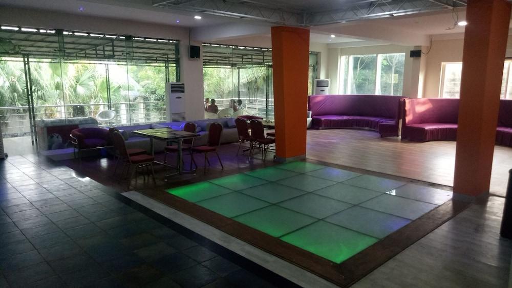 Jade Beach Resort Tirupporur Eksteriør bilde